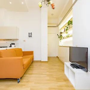 Minimal Near Bocconi Milano